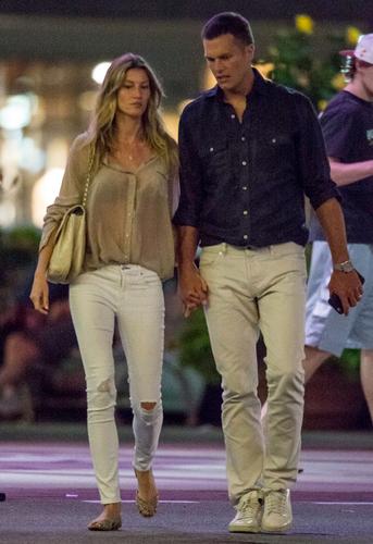 What Divorce? Tom Brady & Gisele Bundchen Are Cozy On Movie Date After ...