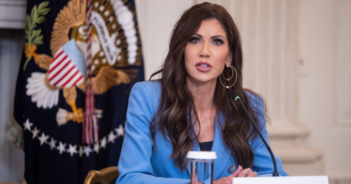 dhs secretary kristi noem ridiculed  tsa bonus checks photo op