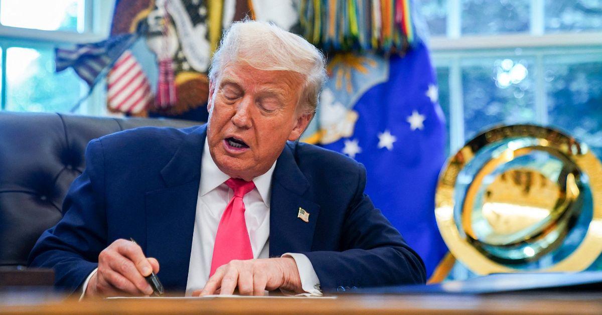 donald trump makeup hand blotch sparks health fears cankles