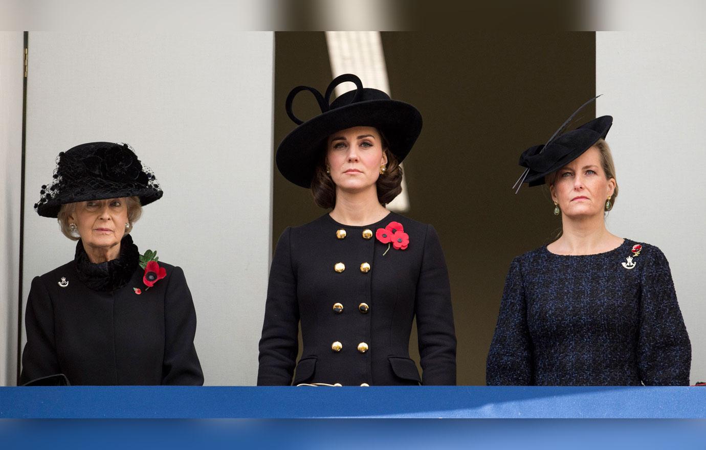 //pregnant kate middleton attends remembrance sunday