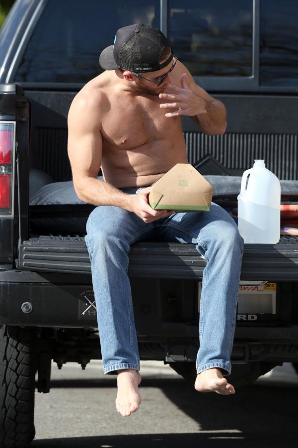 //scott eastwood exercises shirtless