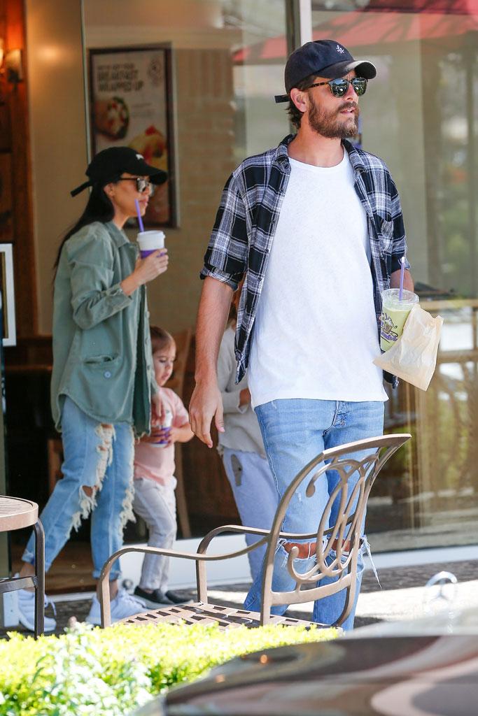 Kourtney Kardashian Scott Disick Reunite Mexico Drinking Girls