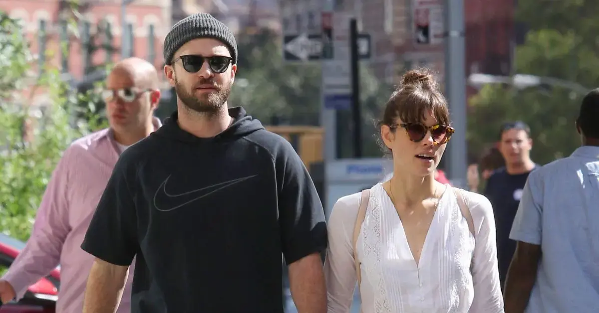 Photo of Jessica Biel and Justin Timberlake. 