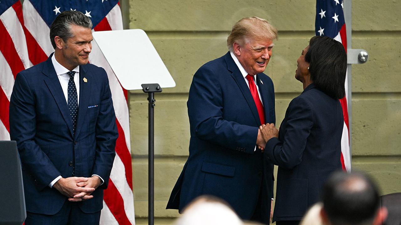 Photo of Pete Hegseth, Donald Trump
