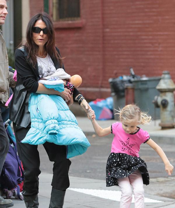 //bethenny frankel daughter bryn hoppy runs into traffic