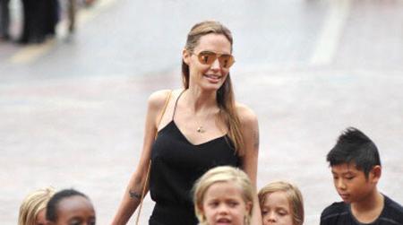 //angelina jolie cooking pp