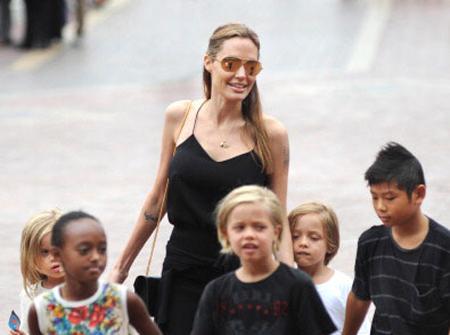 //angelina jolie cooking pp