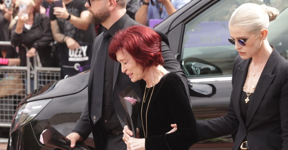 Photo of Kelly and Sharon Osbourne