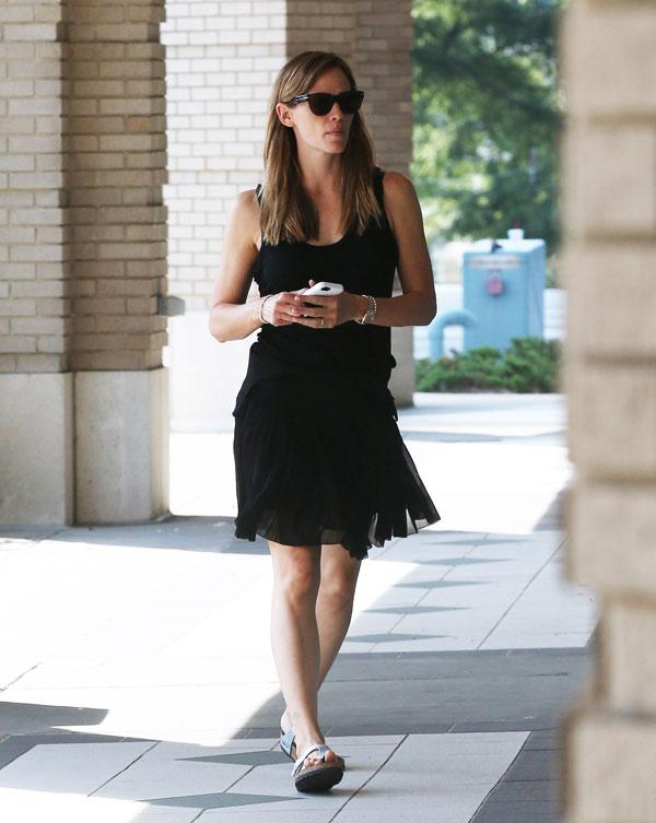 //jennifer garner picks up balloon atlanta wearing wedding ring