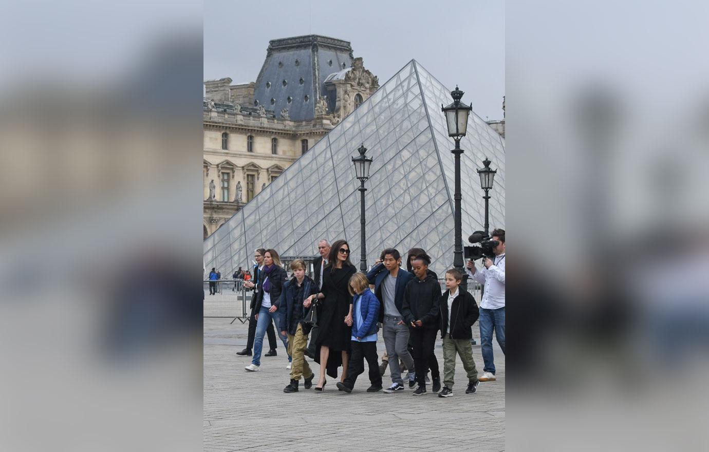 Angelina Jolie With Her Children Arrives To Diner In Paris NB   Imagelinkglobal ILG: Product: ILEA000767265｜Photos & Images & Videos｜KYODO  NEWS IMAGES INC