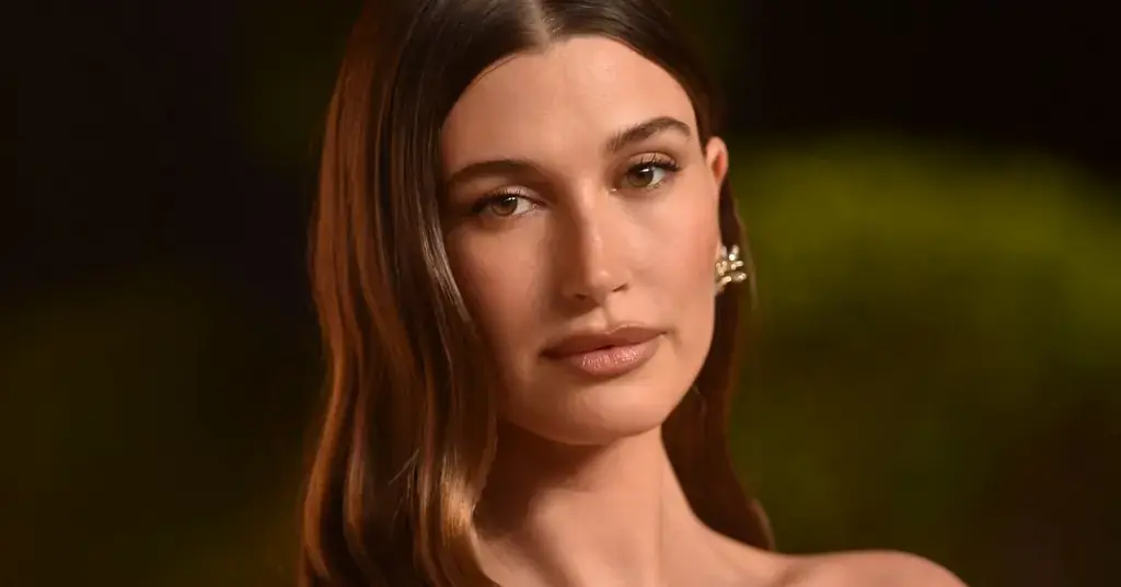hailey bieber rips off wedding ring justin divorce rumors pushed