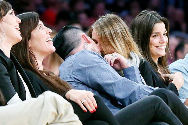 //cameron diaz benji madden kissing lakers game