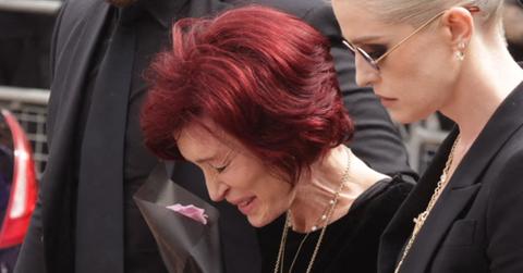 Photo of Kelly and Sharon Osbourne