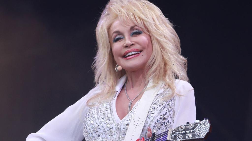 EXCLUSIVE: 'Lonely' Dolly Parton 'Planning Her Own Funeral'