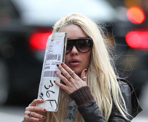 She's Out Of Control! Amanda Bynes Flies Into A Rage, Curses & Rants ...