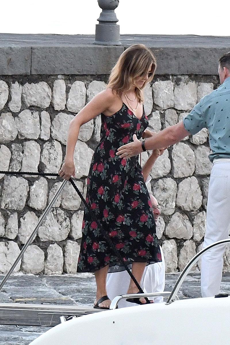 Jennifer Aniston baby bump italy