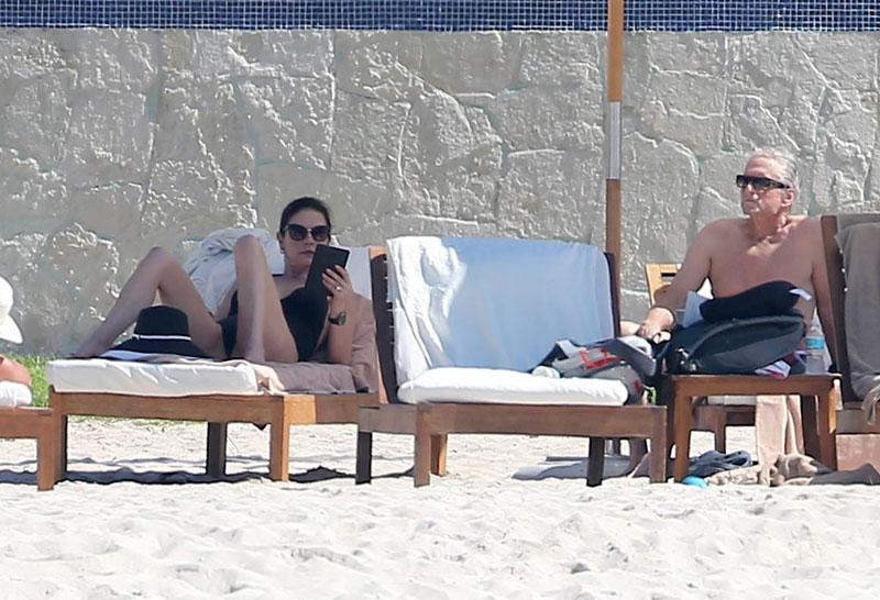 Michael Douglas Catherine Zeta Jones Naked Bikini Butt Mexico Pics