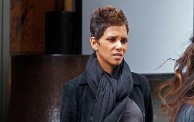 //halle berry bagel bump