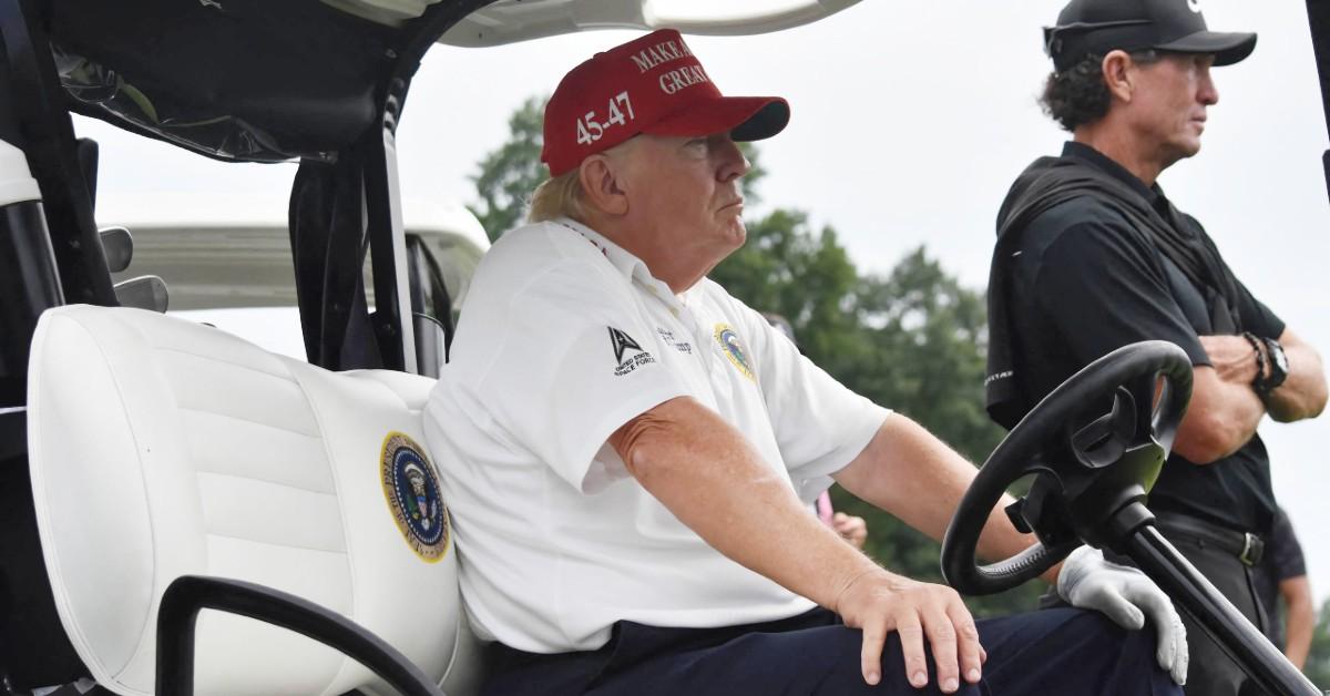 golf donald trump laying down clubs presidential election hasnt played assassination attempts