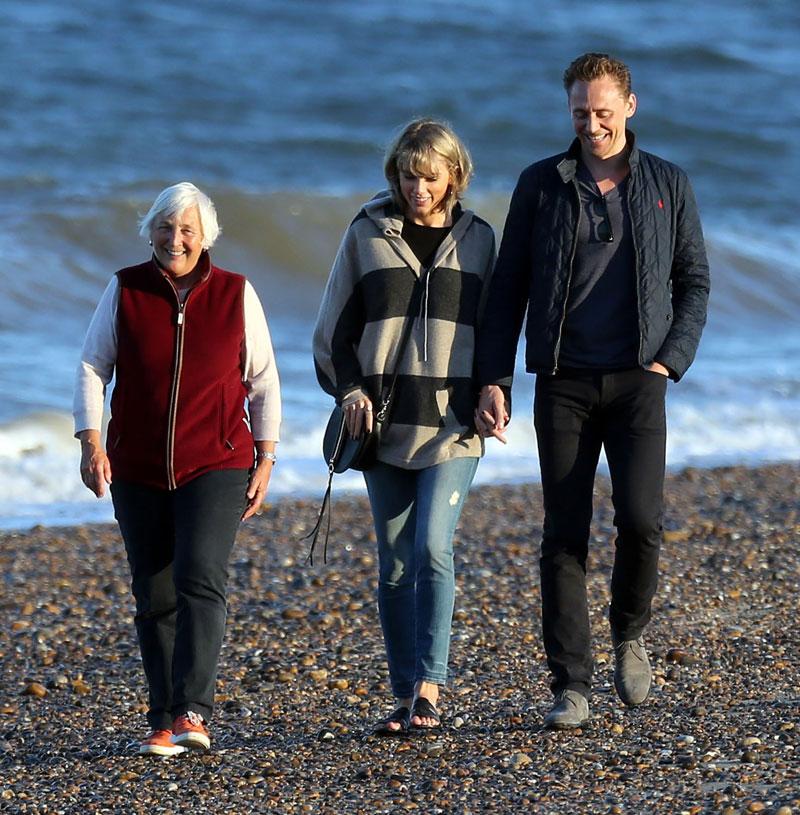 //taylor swift tom hiddleston walk beach with mom