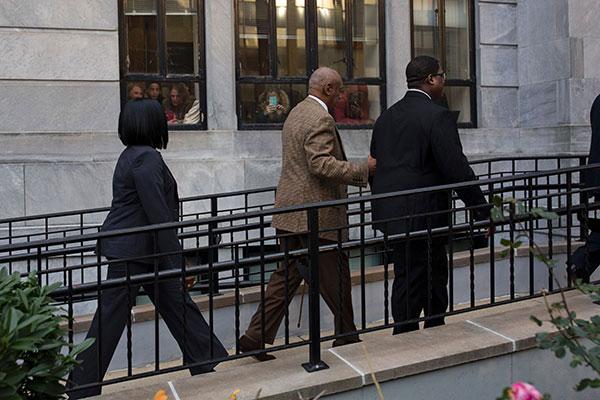 bill cosby sexual assault case blind defense trial pretrial arrival pics