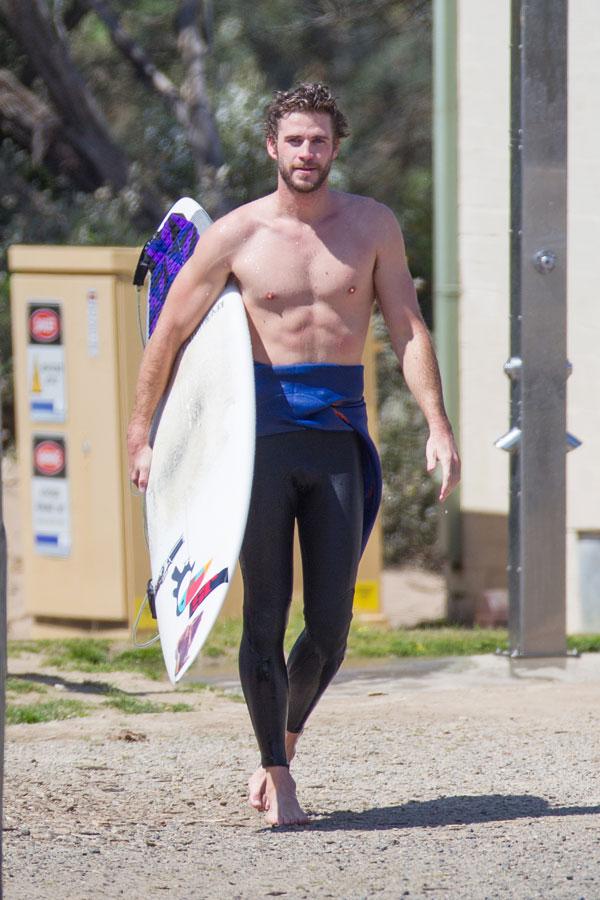 liam hemsworth shirtless beach