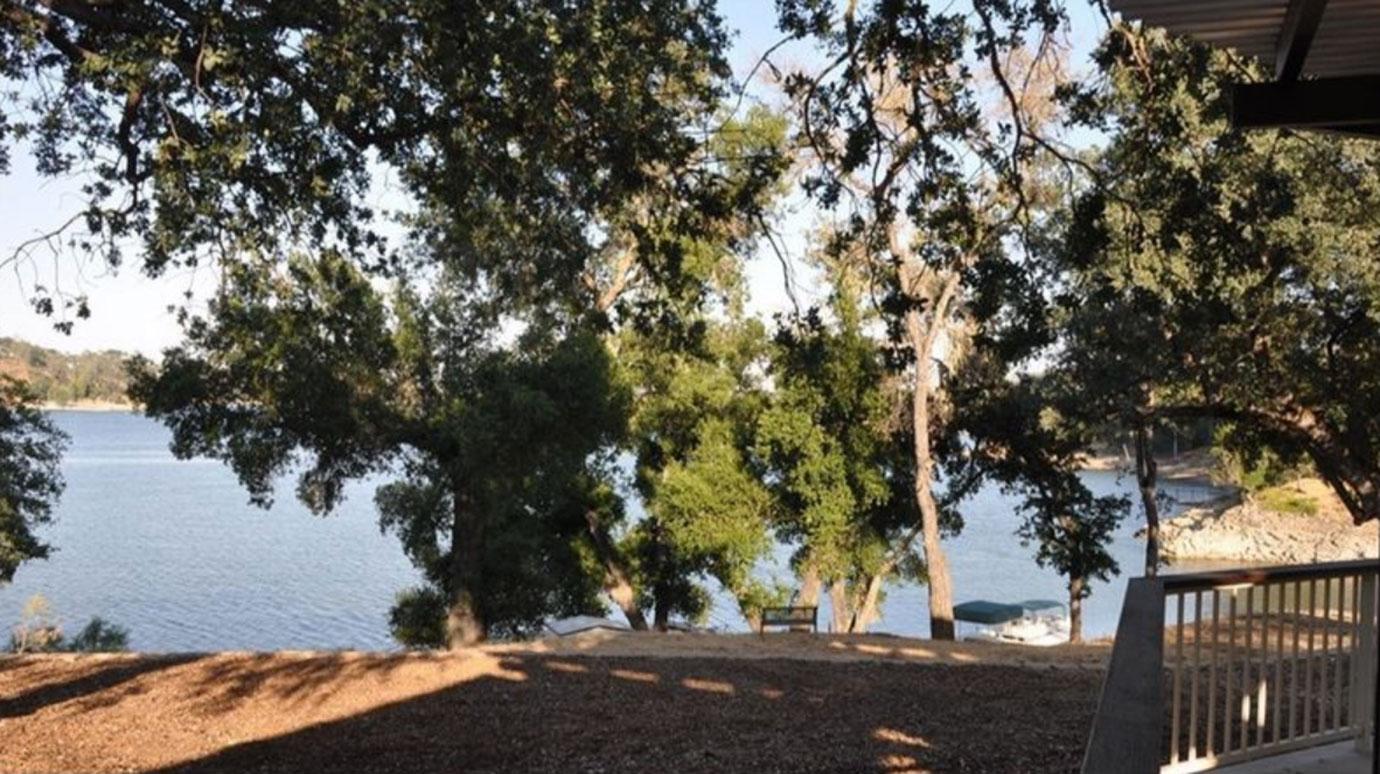 Jeopardy Host Alex Trebek Sells Lake House