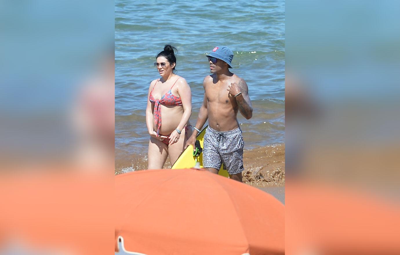 Eddie Murphy’s Fiancée Heats Up Hawaii Just Months After Giving Birth