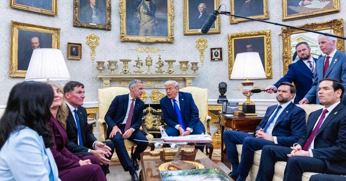 Photo of Donald Trump in Oval Office 
