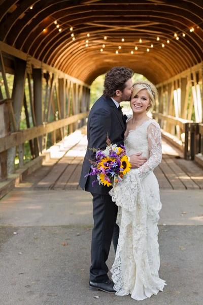 //kelly clarkson marries brandon blackstock