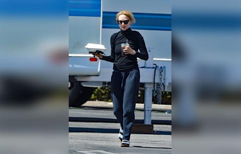 amanda seyfried seen for the first time as disgraced theranos founder elizabeth holmes on the set of the dropout