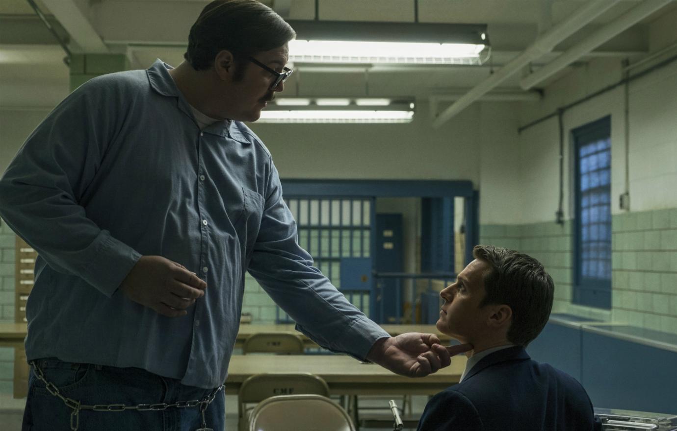 Mindhunter star Cameron Britton creepily addresses Jonathan Groff’s investigator in a scene from the hit Netflix show.