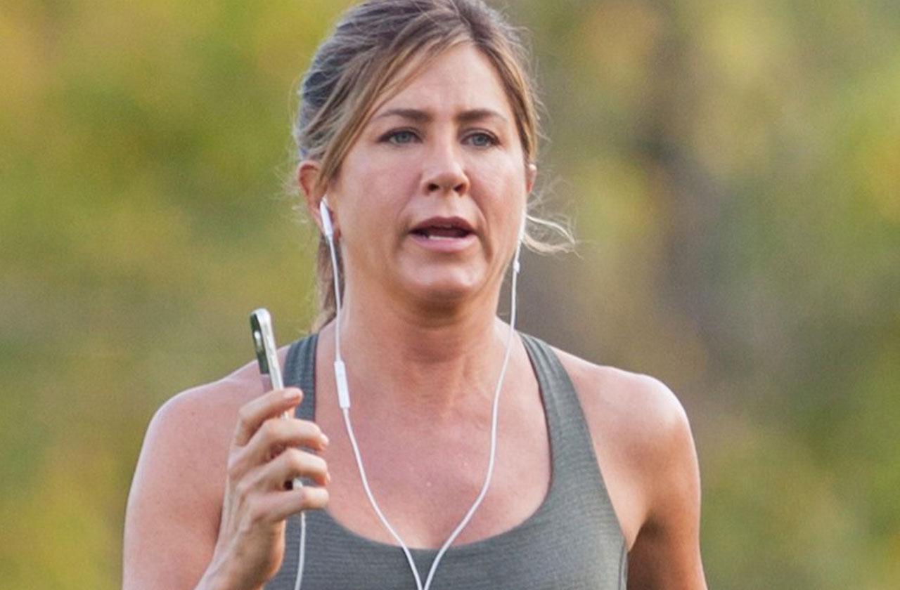 //Jennifer aniston ignores family members phone calls pp