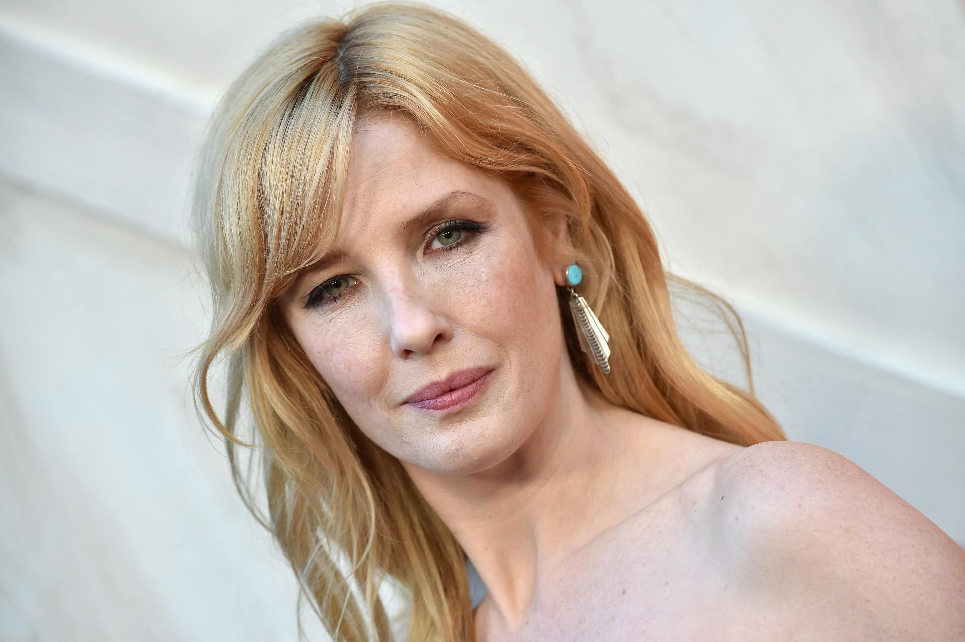 Yellowstone Star Kelly Reilly Blowing Off Co Stars Behind The Scenes