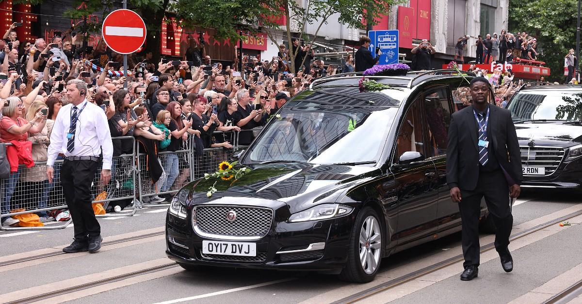 Thousands of fans gathered in the street to honor Ozzy.