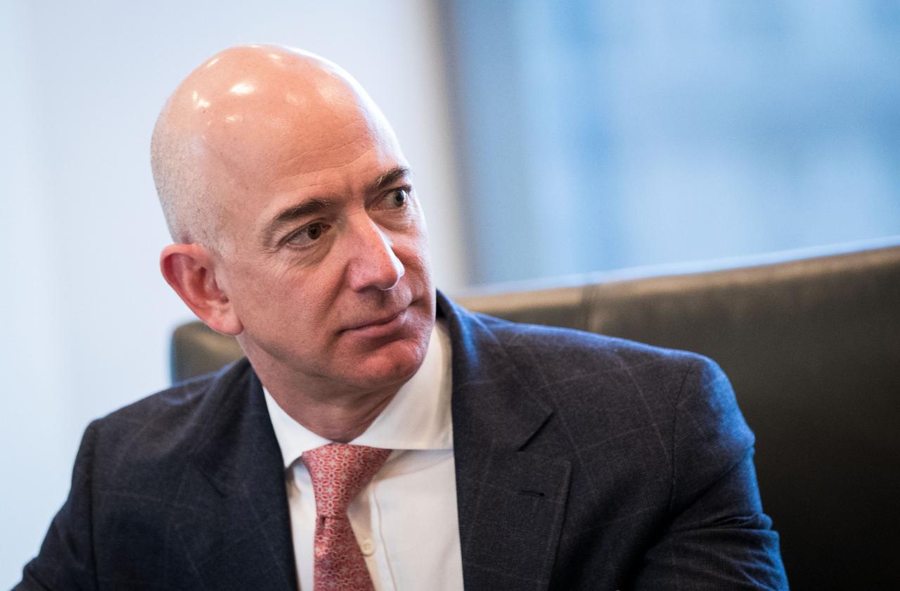 jeff bezos mistress husband spotted first time bombshell affair