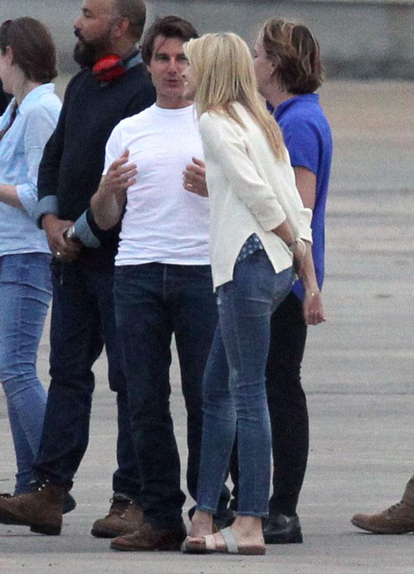 Sara Wright & Tom Cruise Flirting On Set