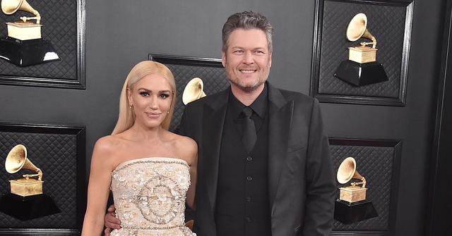 gwen stefani secretly married blake shelton wedding band ring photo