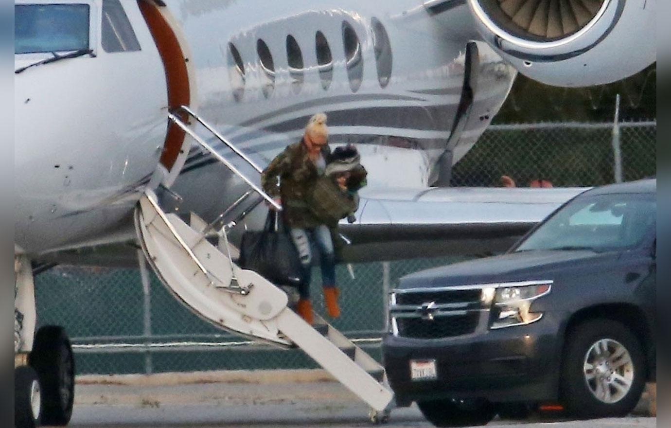 Gwen Stefani Blake Shelton Fly On Private Jet Before Easter