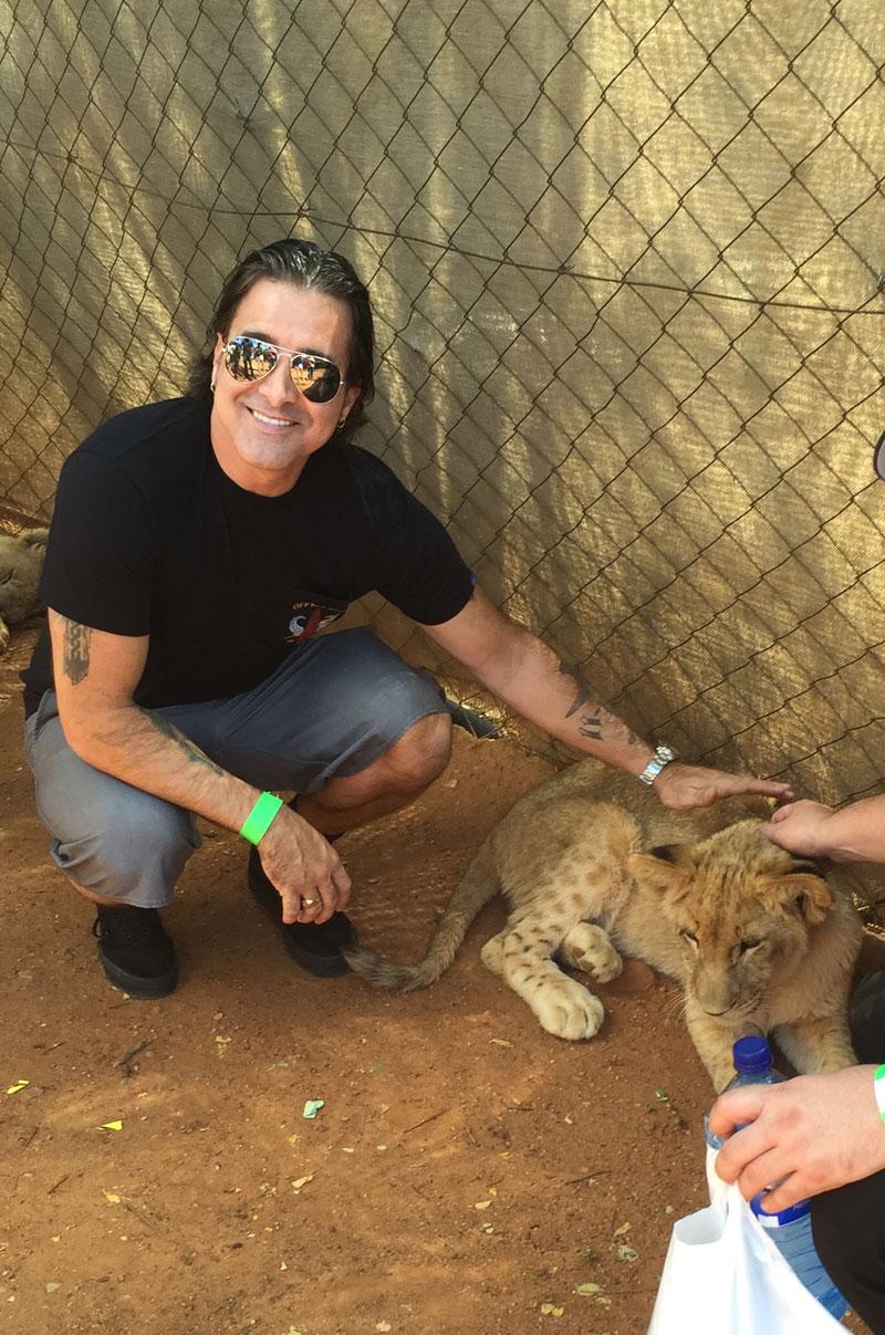 //Rocker Scott Stapp Explores South Africa