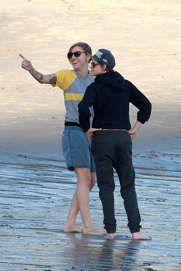 Kristen Stewart & Girlfriend Romantic Beach Day