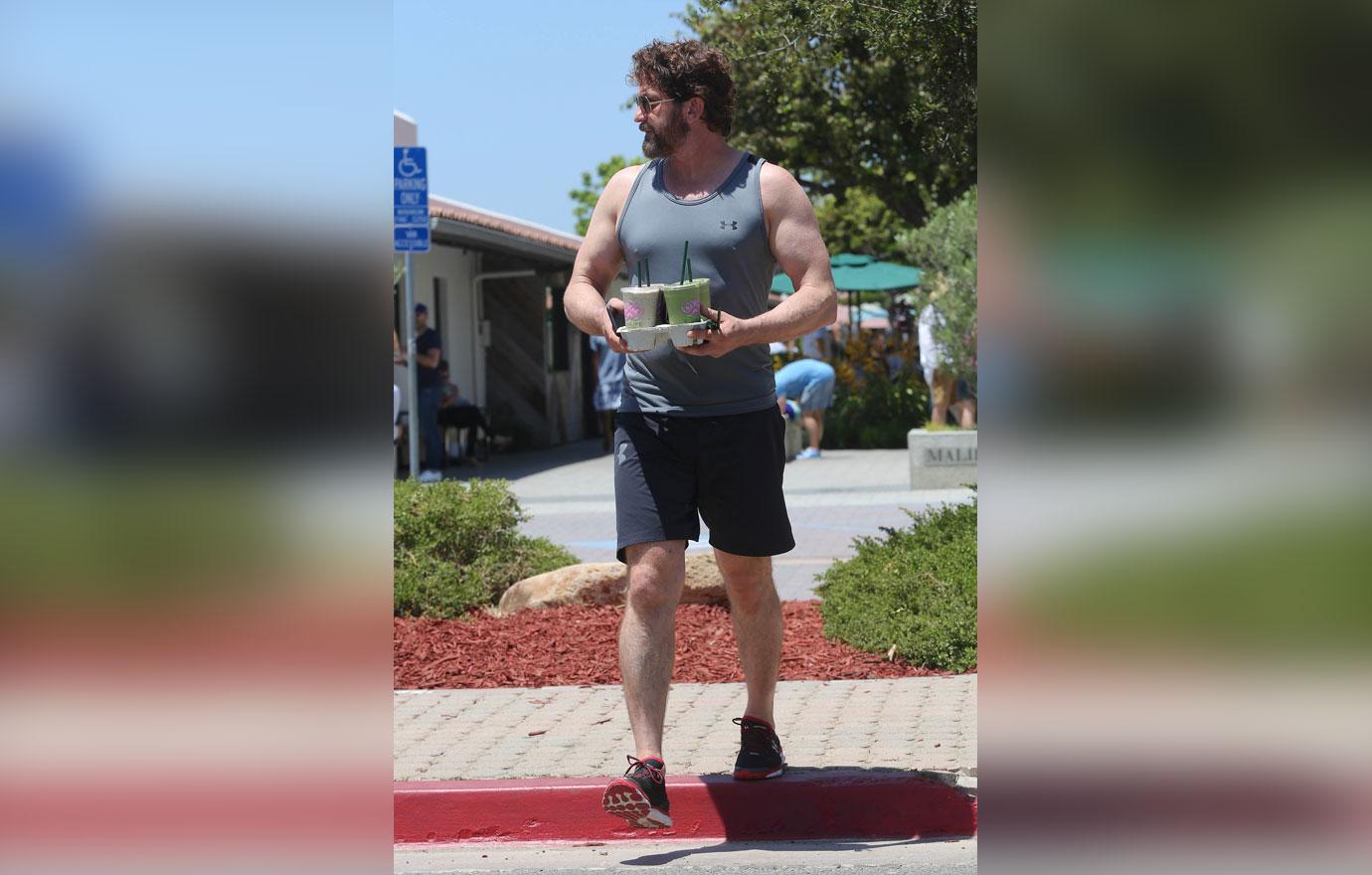 [PICS] Gerard Butler Shows Off Bulging Muscles In A Tank