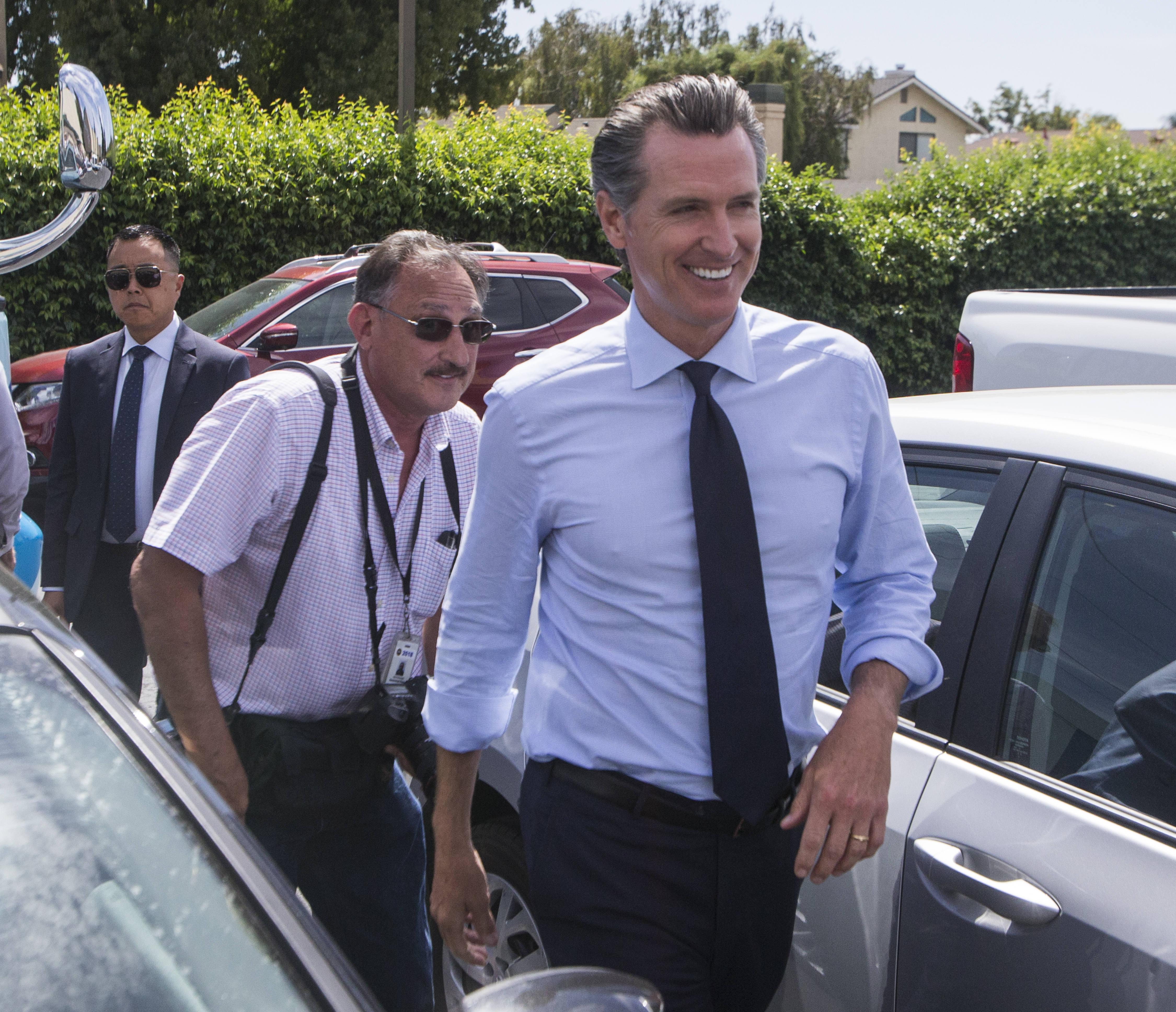 Maskless Gov. Newsom, Mayor Breed spotted at 49ers-Rams game