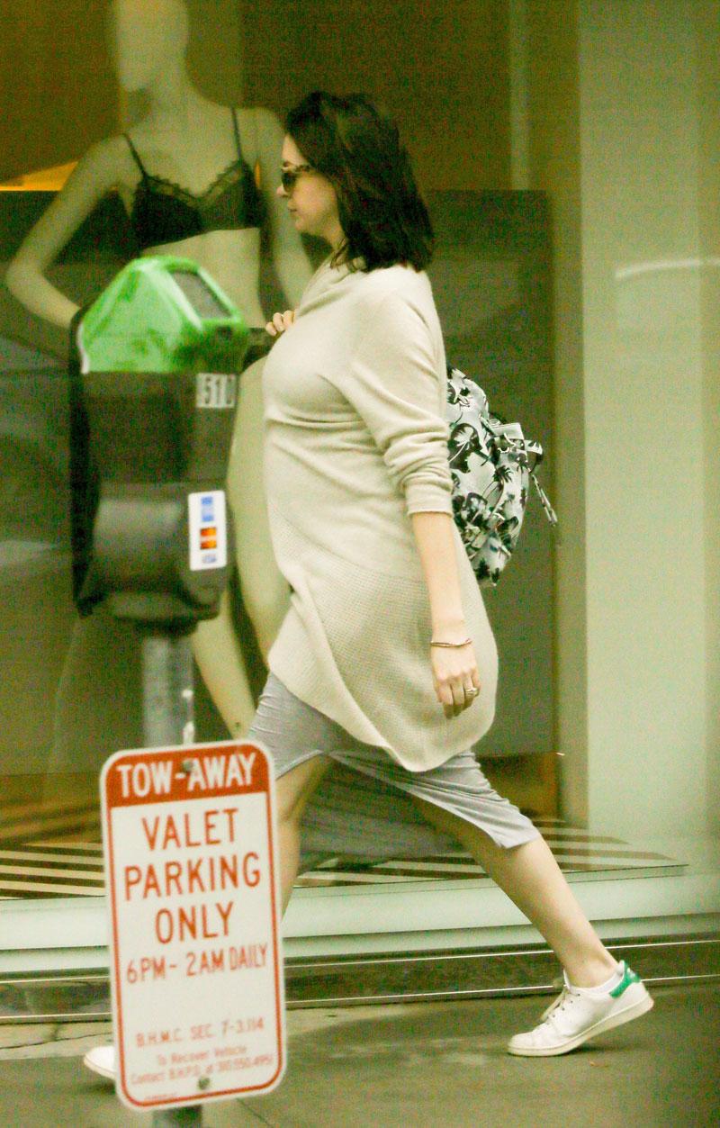 Anne Hathaway Pregnant Christmas Shopping