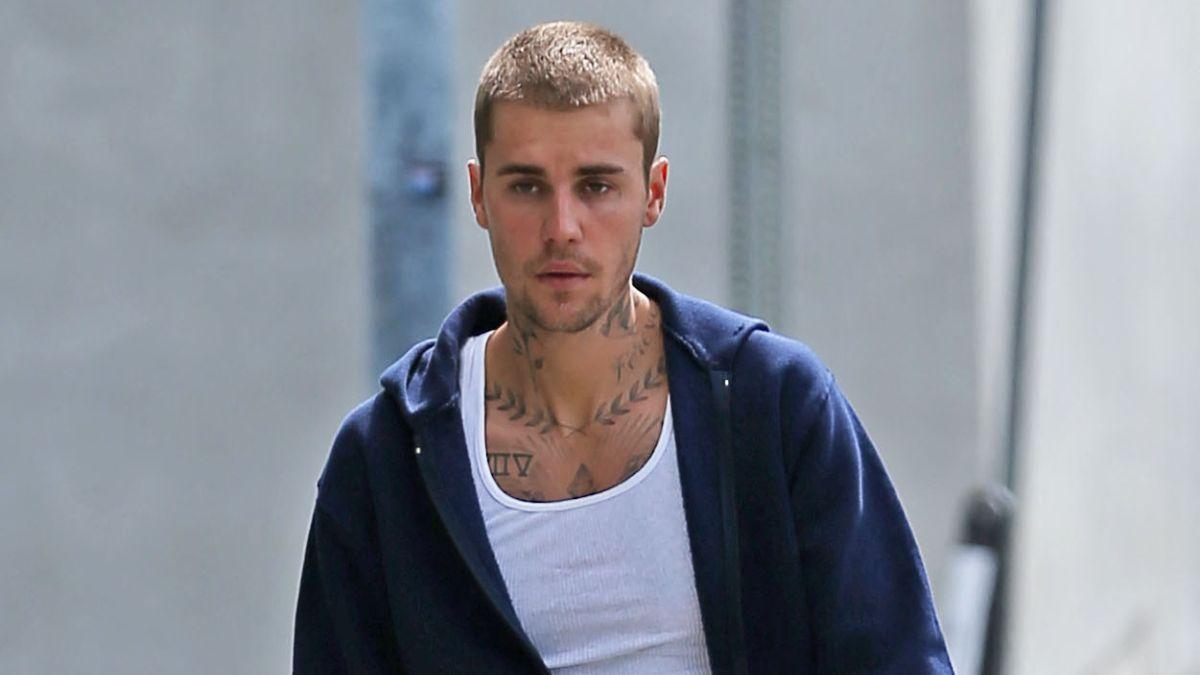 image of Bieber sat on a stool and streamed songs from YouTube, turning his set into an unconventional medley.