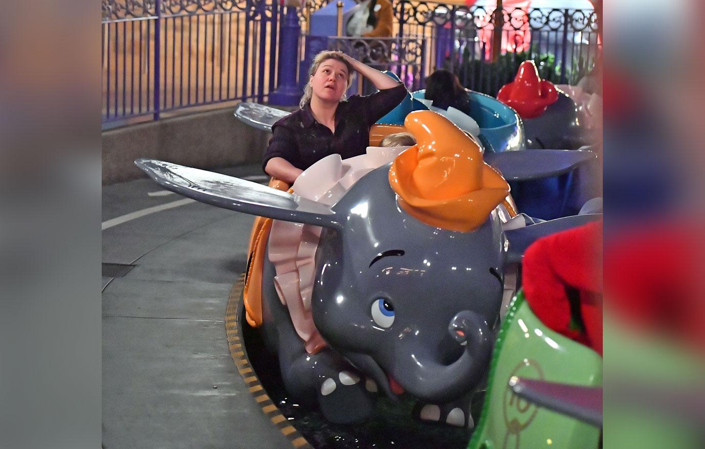 Kelly Clarkson Rides Dumbo Amid Talk Of Replacing Megyn Kelly