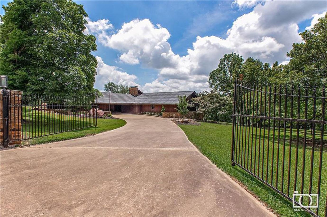 Duggars Slash Price Of $1.5 Million Mansion Listing After Showing Off Gun Display