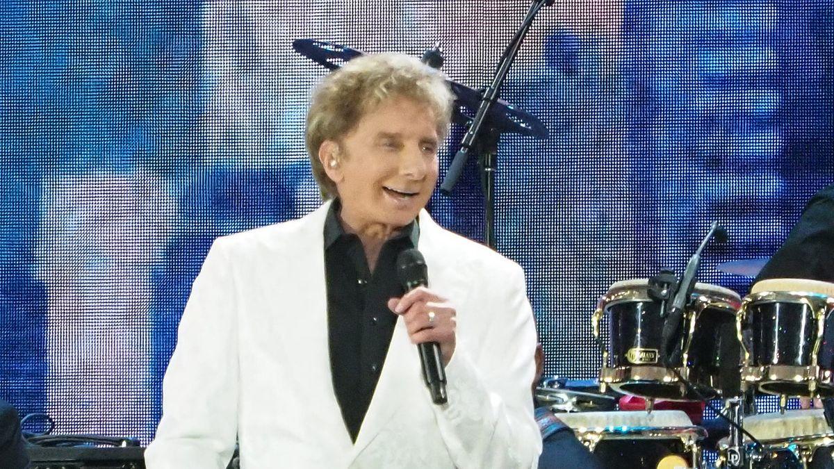 Barry Manilow said he was 'doing great and recovering very well' after lung cancer surgery.