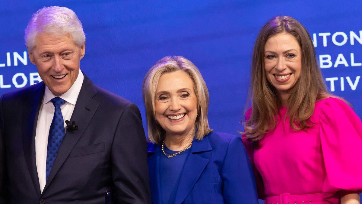 picture of Bill Clinton, Hillary Clinton and Chelsea Clinton