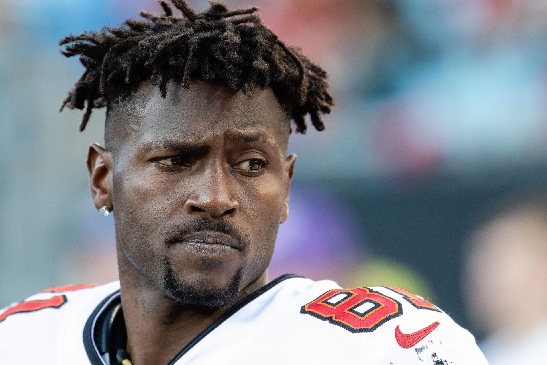 NFL Star Antonio Brown Allegedly Smuggled Viral OnlyFans Model Into Hotel  For Sex Right Before Being Cut From Team! - Perez Hilton